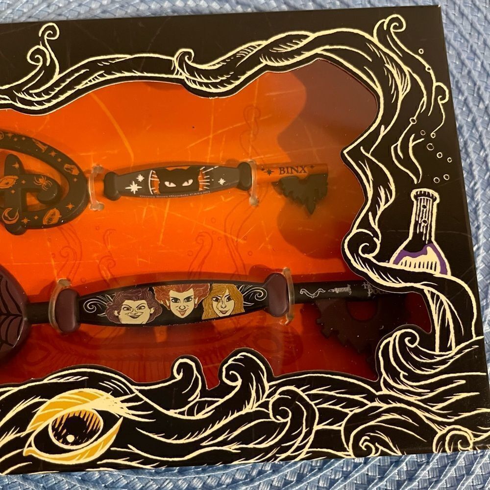 Disney Hocus Pocus Collectible Key Set NWT - Picture 6 of 9